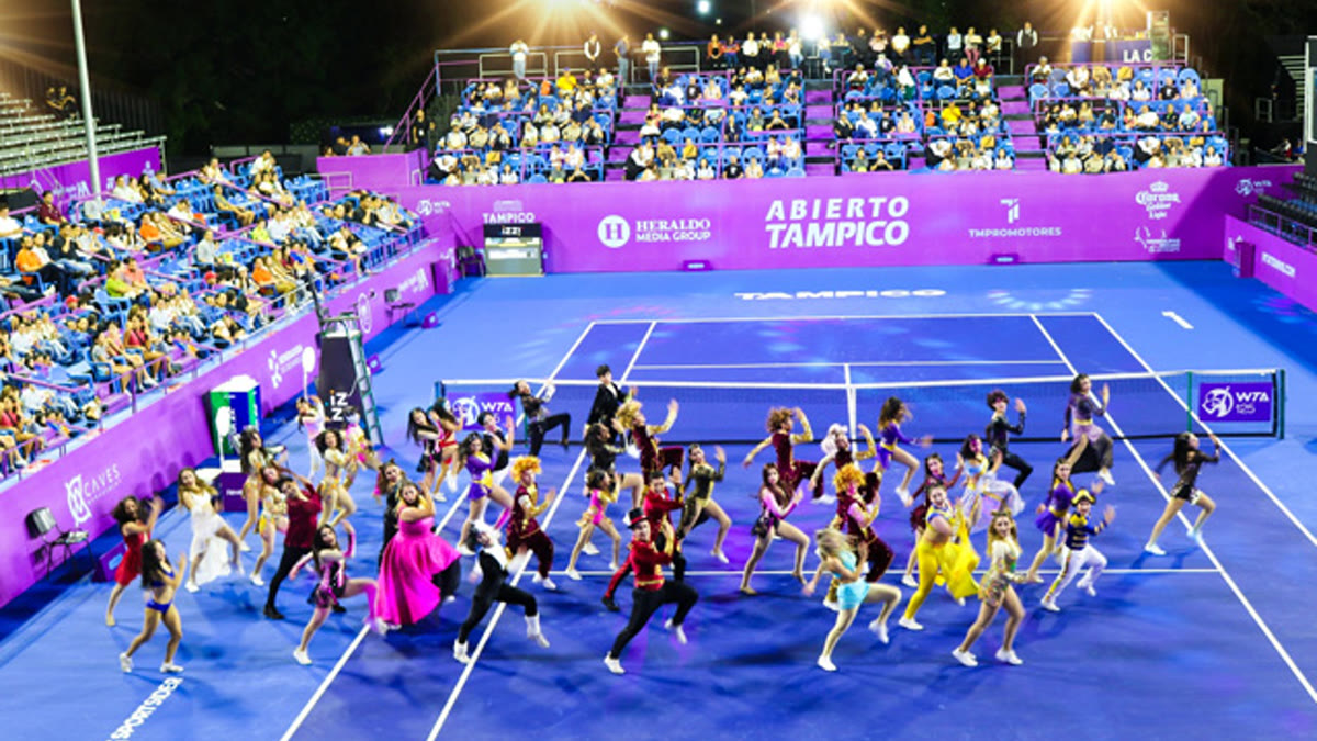 Cancha del Abierto Tampico vista desde arriba, con público en tribunas y presentación en la cancha.