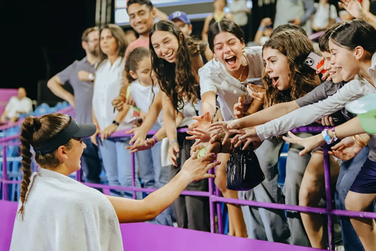 Jugadora saludando a la afición en un torneo de TM Promotores