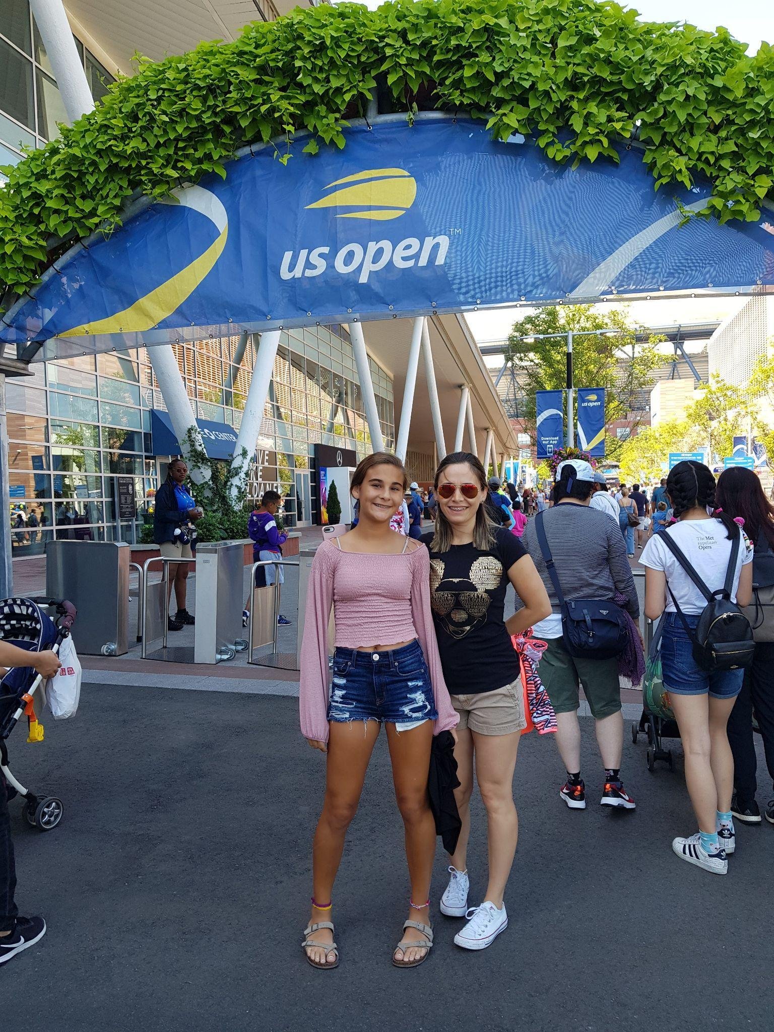 Viajeras de TM en la entrada principal del US Open